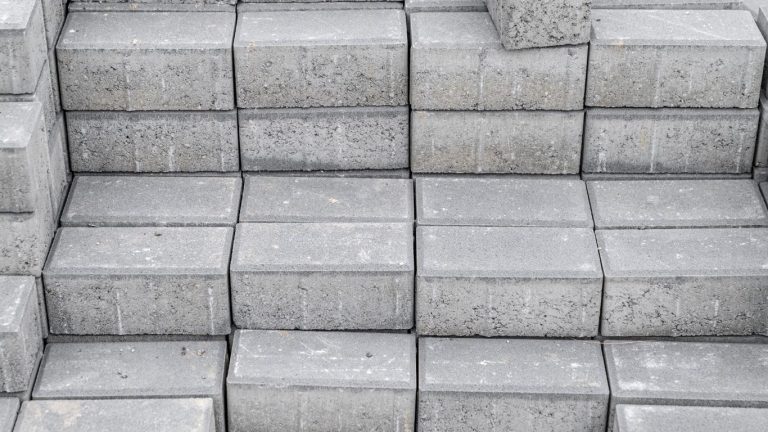 "Panduan memilih jenis paving block terbaik untuk proyek Anda.